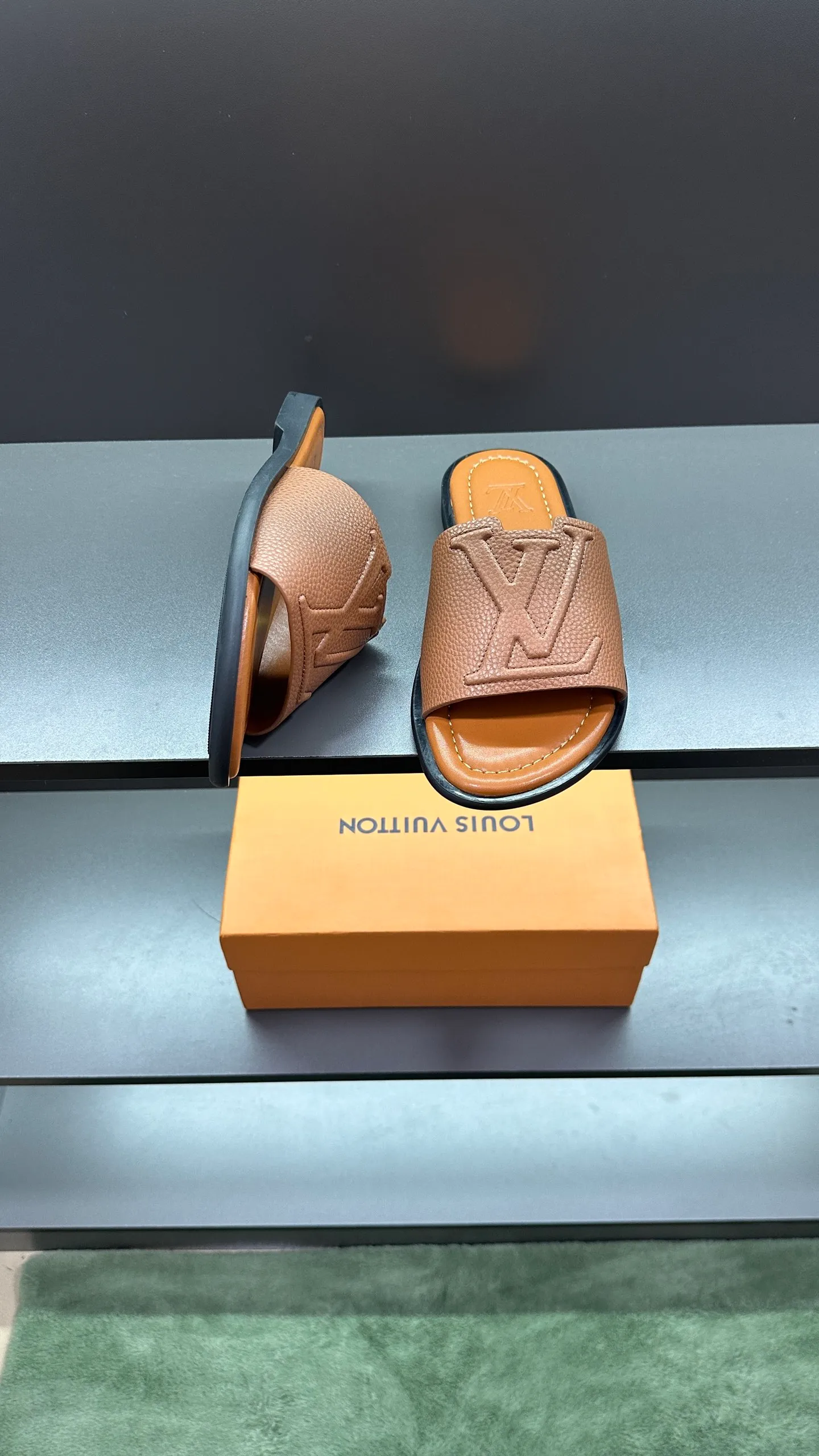 P300 🔍LV Men's Spring and Summer Slippers Counter Synchronization. The uppers are imported cowhide fabrics from Italy, with logo graphics and high-quality craftsmanship. Soles: original soles specially provided by the original factory. Exclusive movable molded soles are super comfortable. Original factory follow-up orders. 🔍🔍High quality. You can enter and leave the counter at will. Welcome to compare. Code number 38-45 No. 058